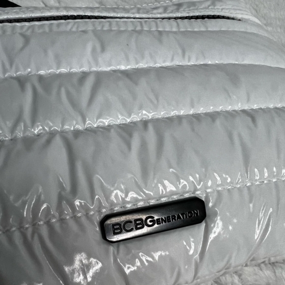 BCBGeneration crossbody & shoulder bag white with black strap, chain & zippers. - Picture 2 of 5